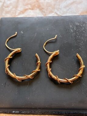 14k Gold Twist Hoop Earrings .64 grams
